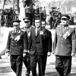 Церемония зажжения Вечного огня на могиле Неизвестного солдата у Кремлевской стены. С факелом &ndash; Герой Советского Союза Маресьев А.П.