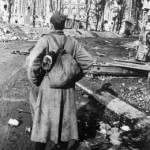 Берлин, 1945 год. Михаил Макаров, боец-пехотинец, который дошел до Берлина. Перед рейхстагом. Фото А.Морозова