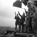 Берлин, Рейхстаг. Салют в честь Победы. Солдаты батальона под командованием Героя Советского Союза С.Неустроева. Май 1945 года. Фото И.Шагина