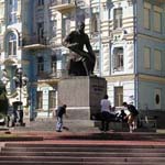 Памятник Н. Лысенко возле Национальной оперы