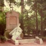 Могила Жюль Верна. Статуя изображает писателя, восстающего из праха и тянущегося рукой к звездам