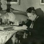 А.А. Яблочкина дома в своем кабинете