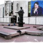 Памятник у театра Н.Сац